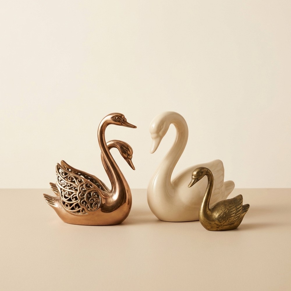Статуэтки лебедей