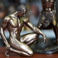 Статуэтка "Обнаженный атлет"