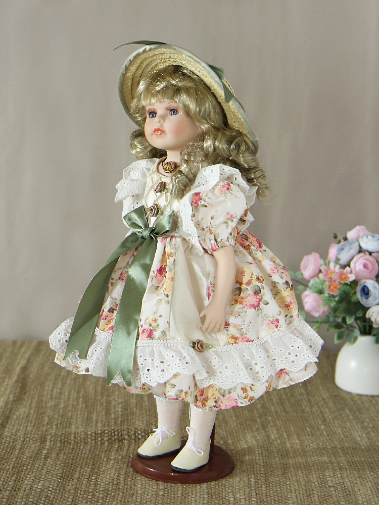 Кукла фарфоровая 16' на подставке