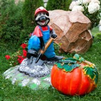 Декоративная крышка для люка "Крот-копатель"