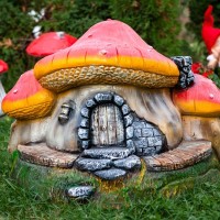 Декоративная крышка для люка "Домик для гномов"  