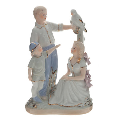 Статуэтка из фарфора "Семья"