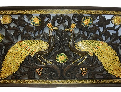 Резное панно "Яркие павлины"