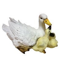 Декоративная садовая фигурка "Утка кормит утят"