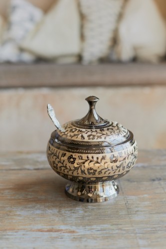 Сахарница резная латунь h-15.2 см - Vintajj.ru - AI Gemini 3 Pro (дополнительный вид) Сахарница латунь резная FIRKI h-15 см