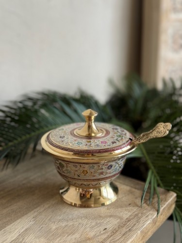 Сахарница полирован. - Vintajj.ru - AI Gemini 3 Pro (дополнительный вид) Сахарница латунь резная CHUNIYA JALI белая эмаль h-13 см