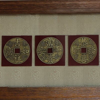 Панно-картина "Три счастливые монеты" Панно-картина "Три счастливые монеты"