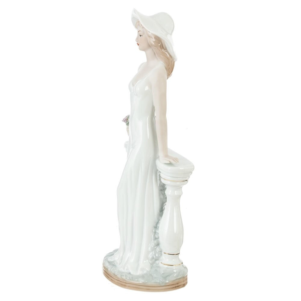 Фигурка декоративная "Девушка", L14 W8,5 H30 см Фигурка декоративная "Девушка", L14 W8,5 H30 см