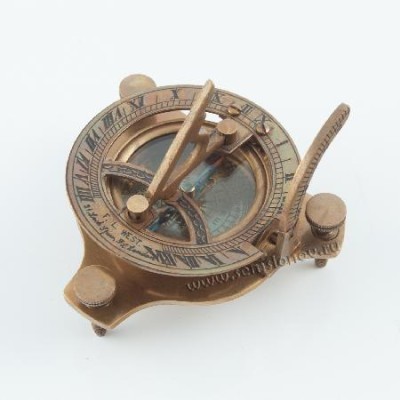 Компас в шкатулке с солнечными часами