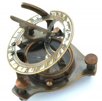 Компас в шкатулке с солнечными часами