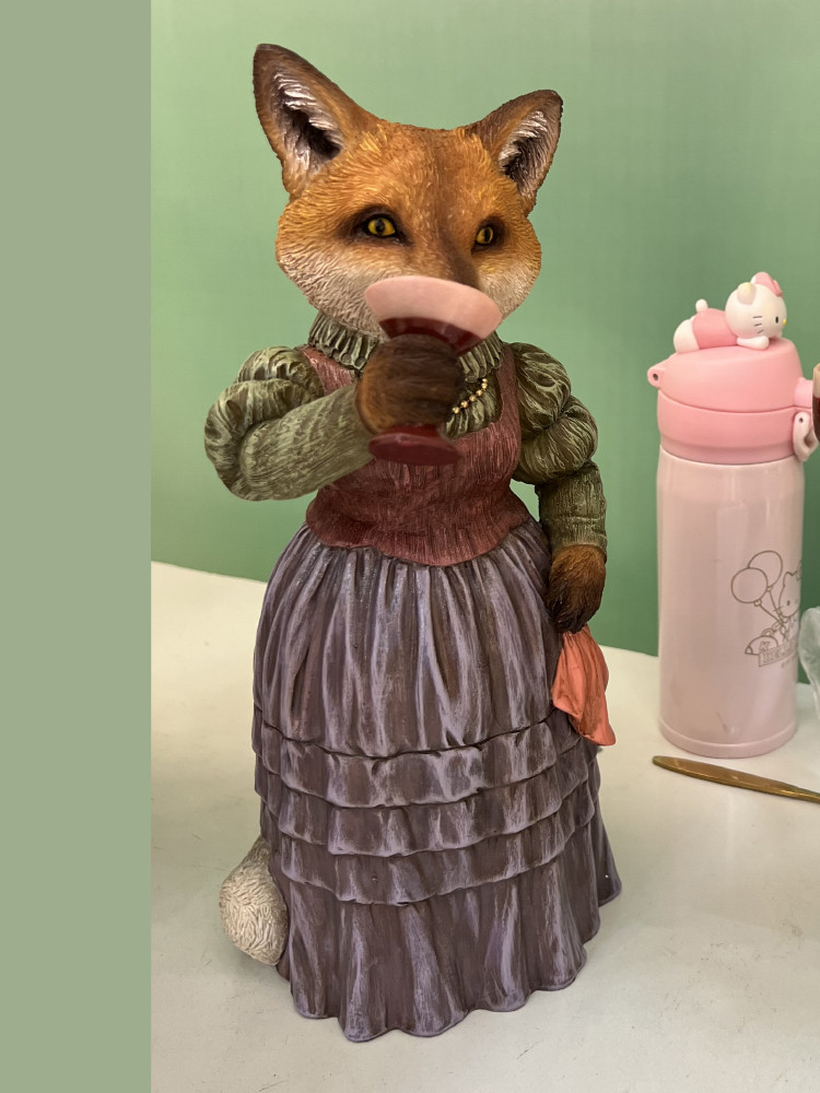 Фигурка интерьерная  Лиса с бокалом