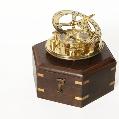 Морской компас в деревянном футляре