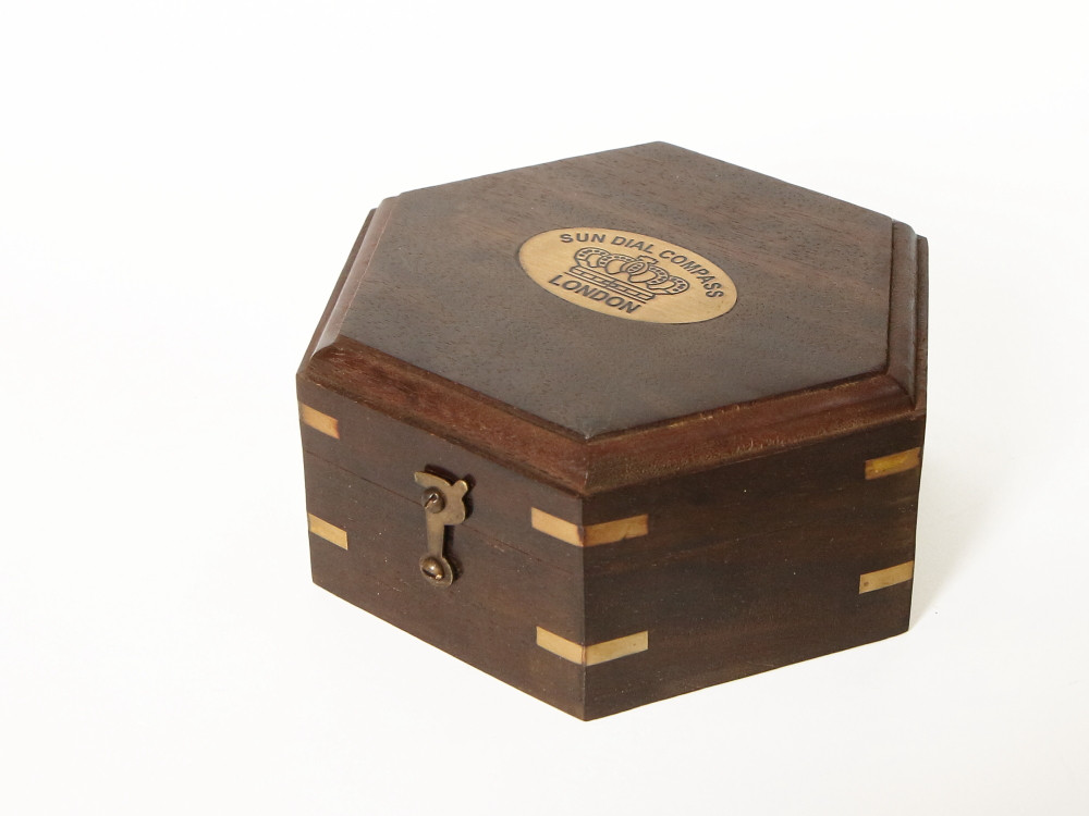 Морской компас в деревянном футляре