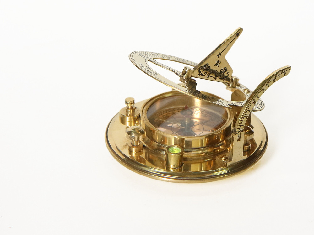 Морской компас в деревянном футляре