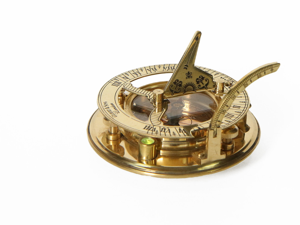 Морской компас в деревянном футляре
