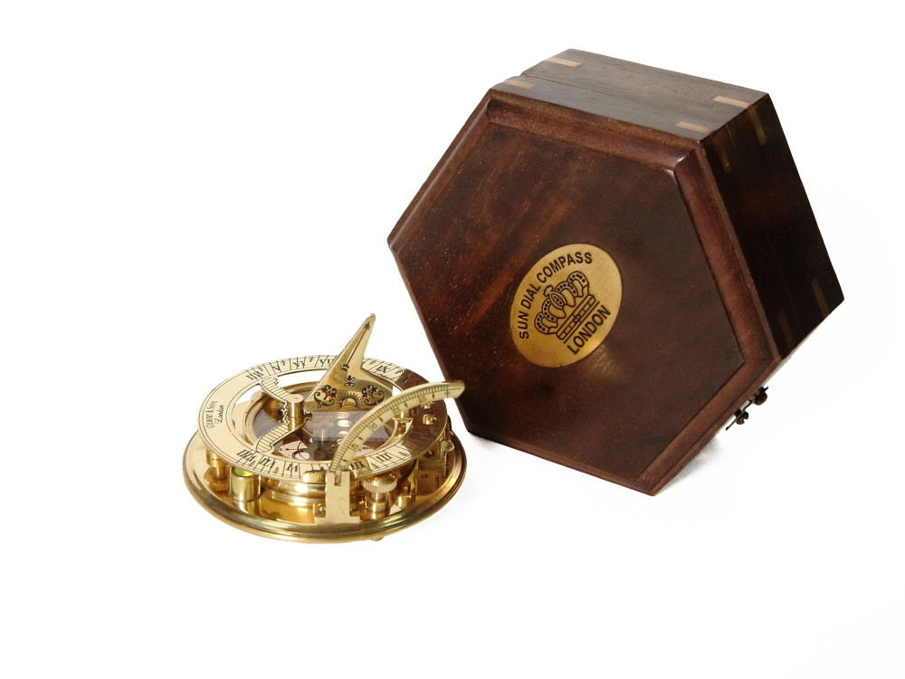 Морской компас в деревянном футляре