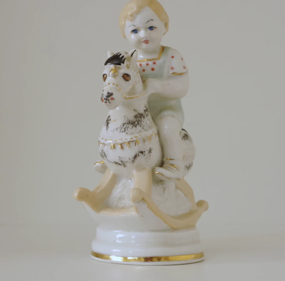 Статуэтка Мальчик на лошадке-качалке, Гжель, 1950-е Статуэтка Мальчик на лошадке-качалке, Гжель, 1950-е