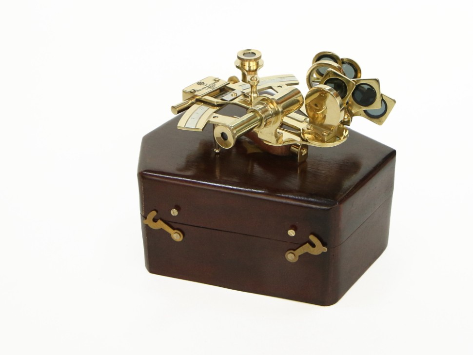 Морской секстант в деревянном футляре