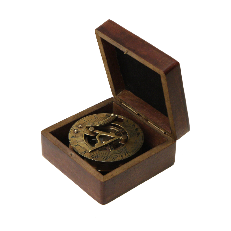 Морской компас в деревянном футляре