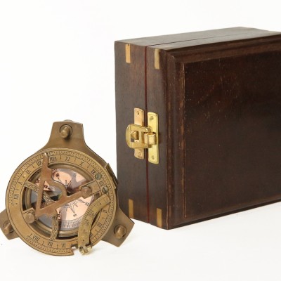Морской компас в деревянном футляре