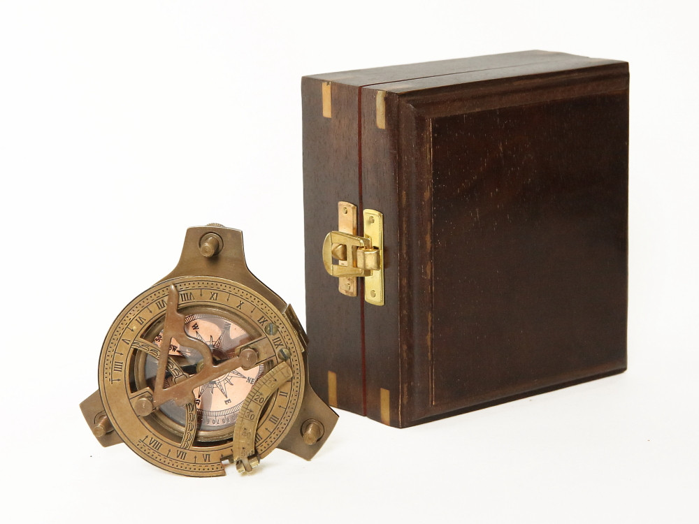 Морской компас в деревянном футляре