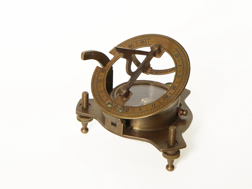 Морской компас в деревянном футляре