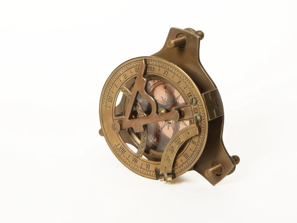 Морской компас в деревянном футляре