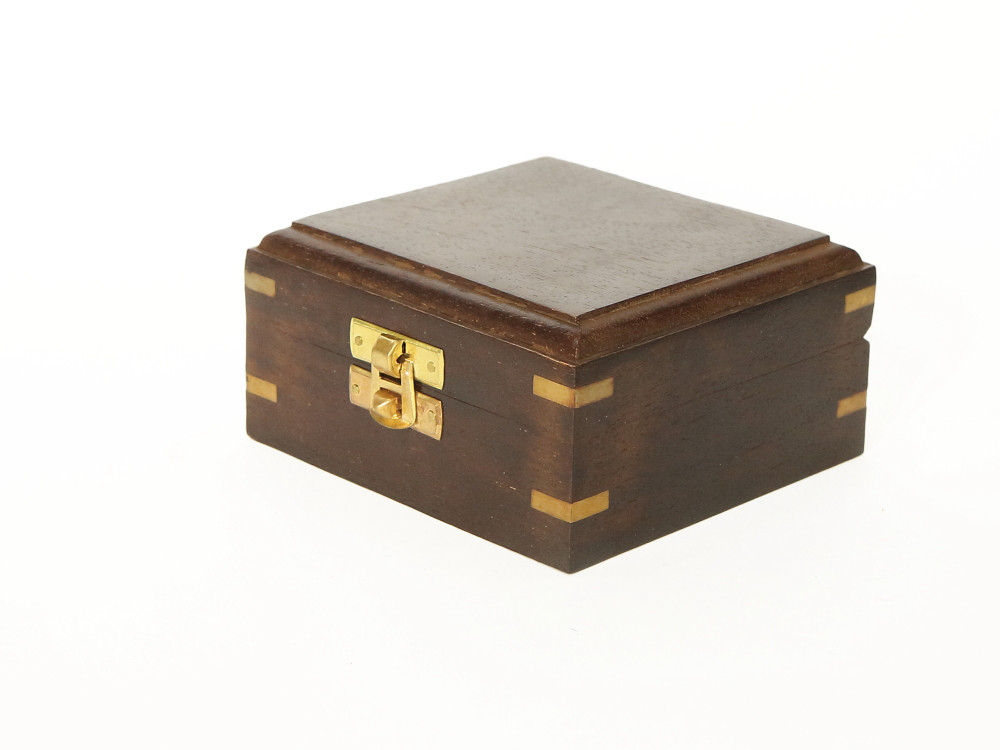 Морской компас в деревянном футляре