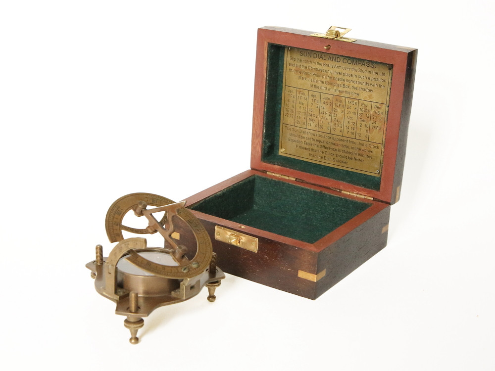 Морской компас в деревянном футляре