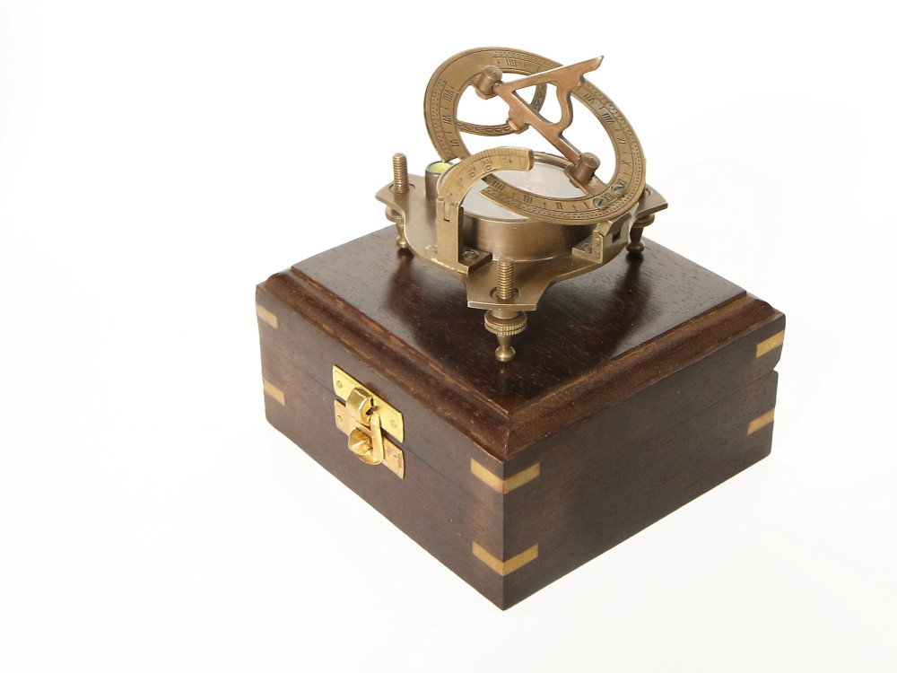 Морской компас в деревянном футляре