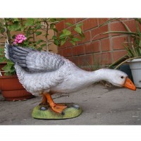 Декоративная садовая фигурка "Домашний гусь"