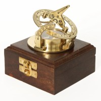 Морской компас с солнечными часами в деревянном футляре