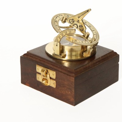Морской компас в деревянном футляре
