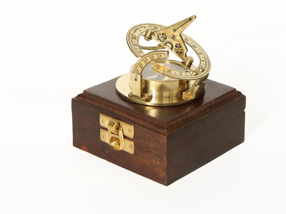 Морской компас в деревянном футляре
