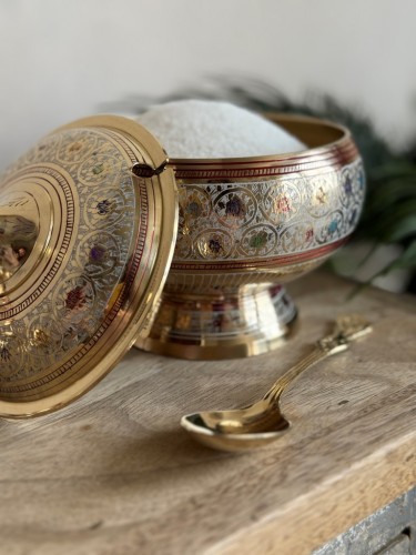 Сахарница латунь резная BIDRI белая эмаль 6 дюйм; D=15,5 см; (9123) 8609123 - Vintajj.ru - AI Gemini 3 Pro (дополнительный вид) Сахарница латунь резная BIDRI белая эмаль h-15 см