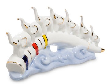 Декоративная статуэтка "Слоны на переправе"