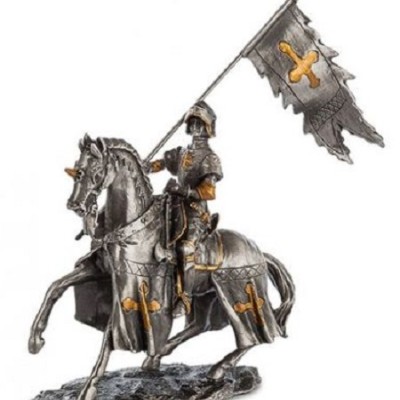 Декоративная статуэтка "Знаменосец"