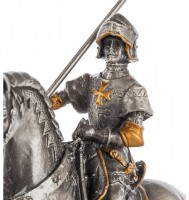 Декоративная статуэтка "Знаменосец"