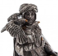 Декоративная статуэтка "Охотник и сокол"