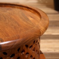 Столик кофейный из дерева манго резной 39х39х26 см.  