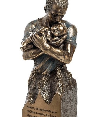 Статуэтка "Отец с младенцем"