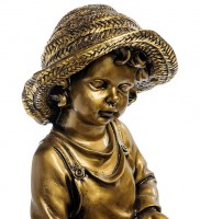 Декоративная фигурка "Мальчик кормит утку"