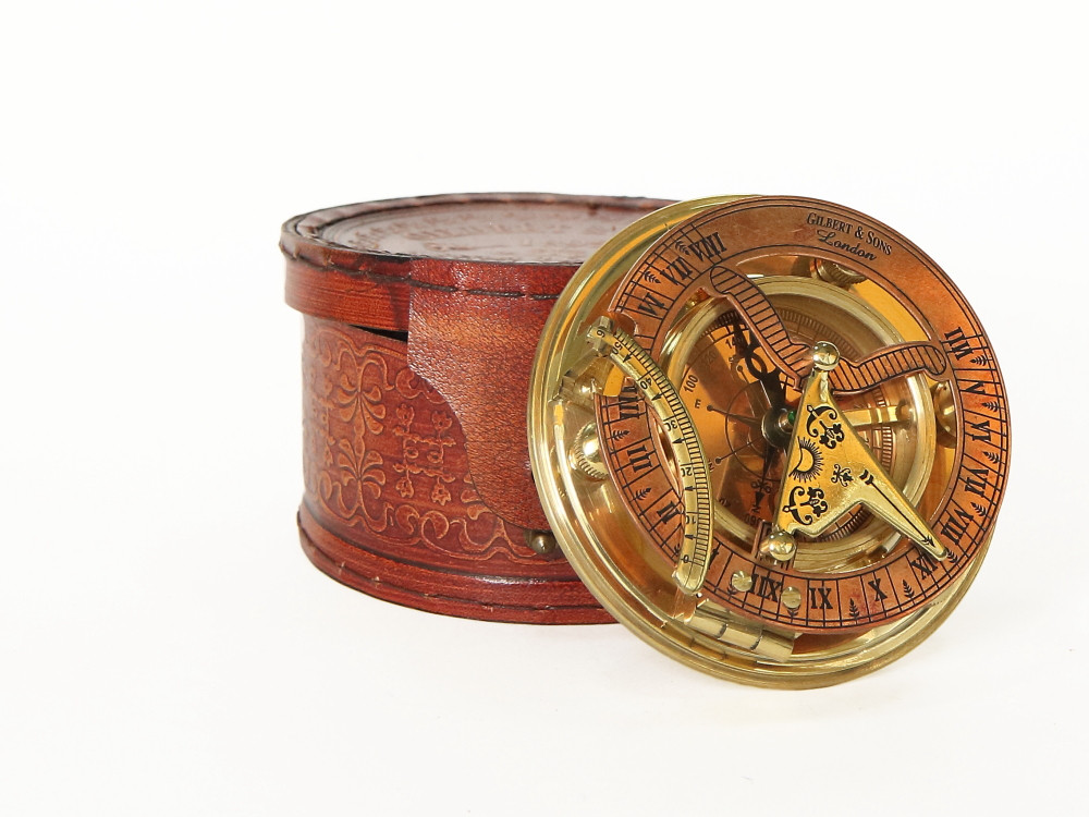 Морской компас в кожаном футляре
