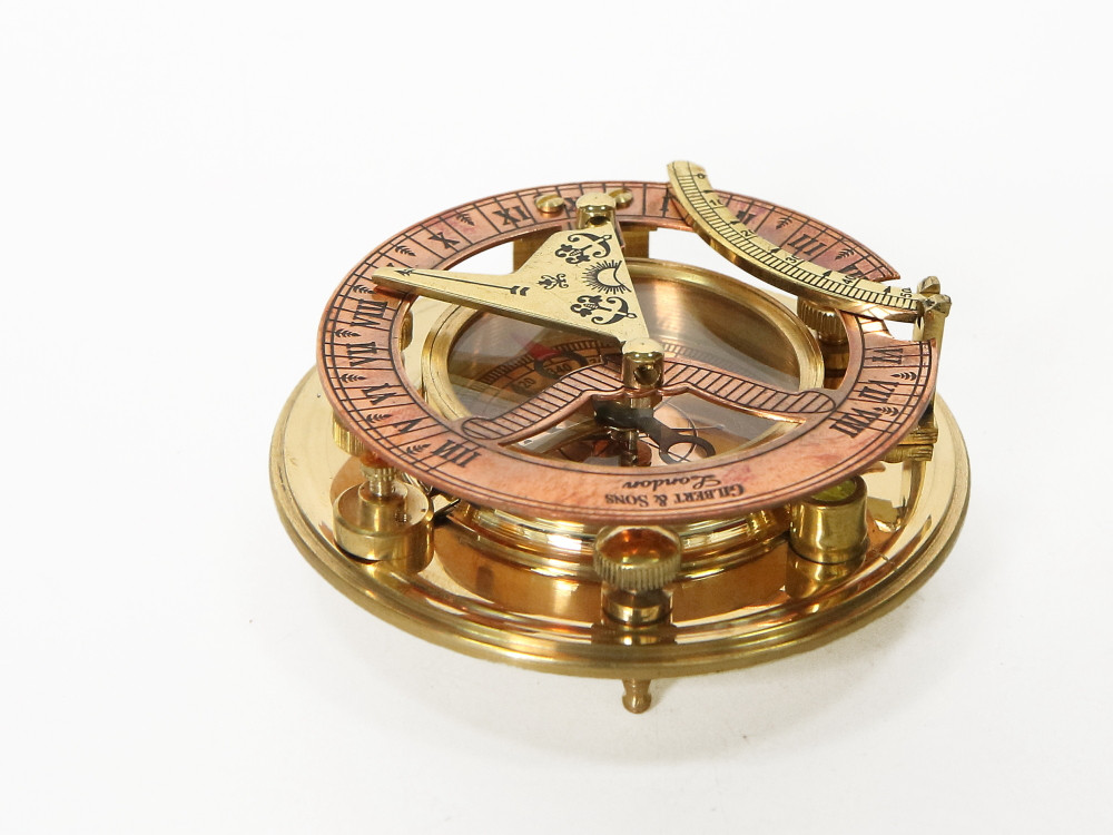 Морской компас в кожаном футляре