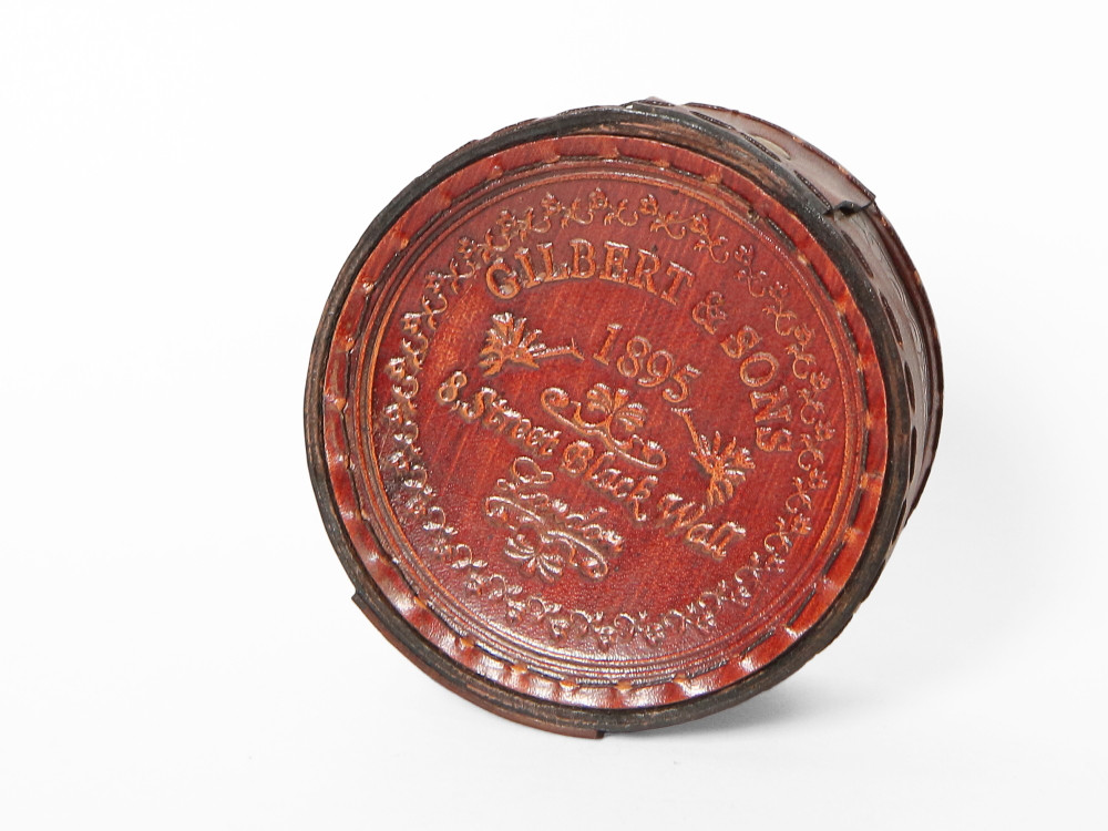 Морской компас в кожаном футляре