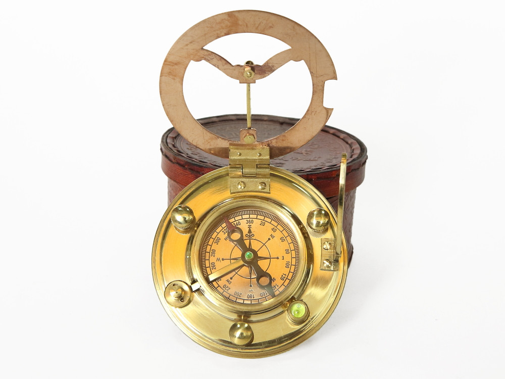 Морской компас в кожаном футляре