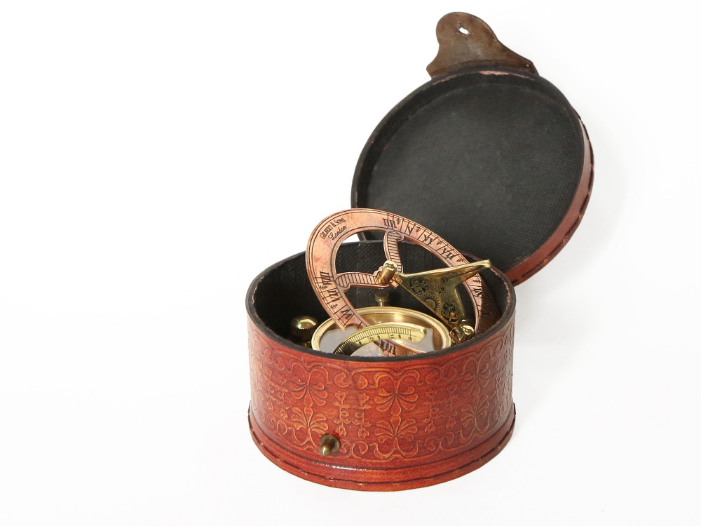 Морской компас в кожаном футляре
