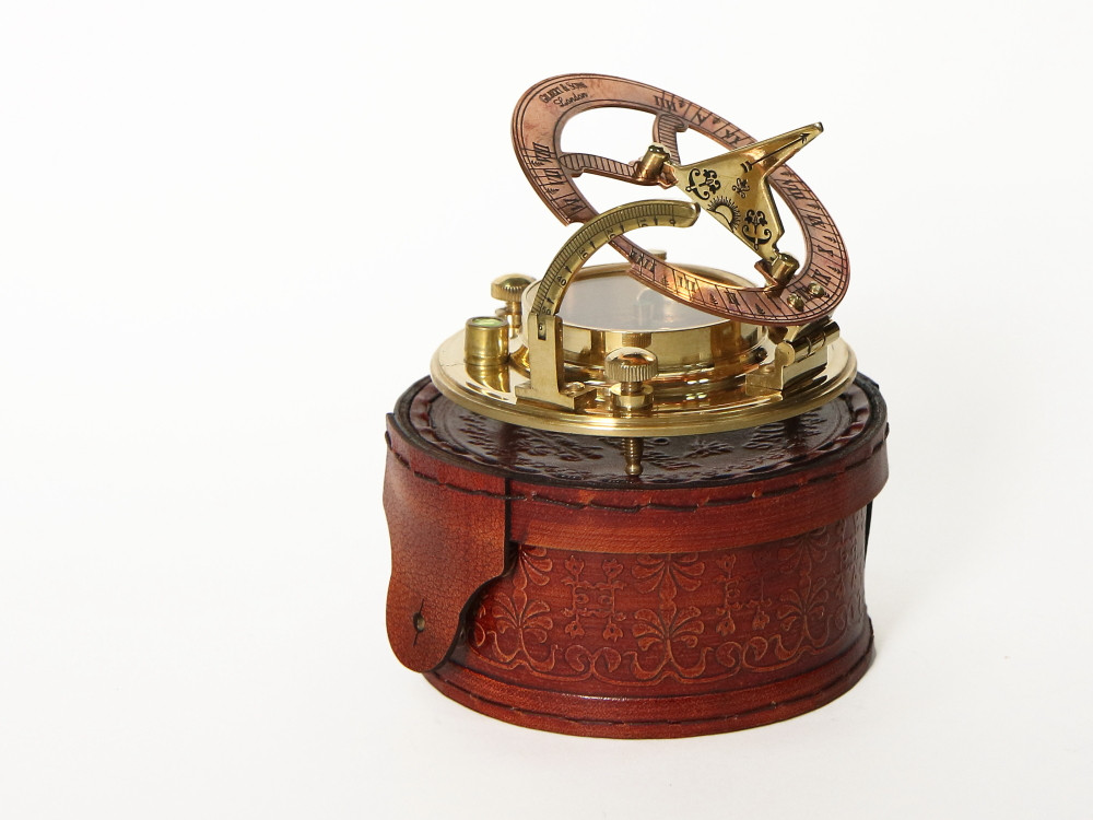 Морской компас в кожаном футляре