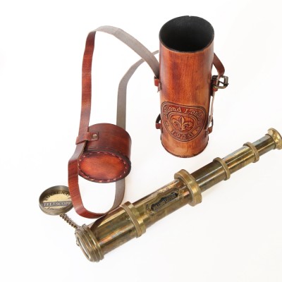 Подзорная труба в кожаном футляре