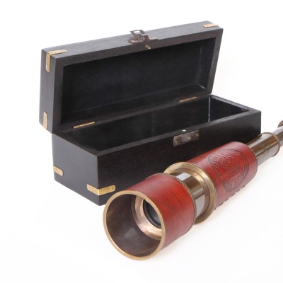 Подзорная труба в деревянном футляре Подзорная труба в деревянном футляре
